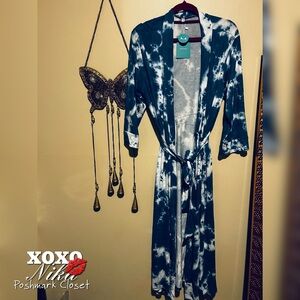Blue and White Tie Dye Women's Robe - Size M very stretchy and comfortable